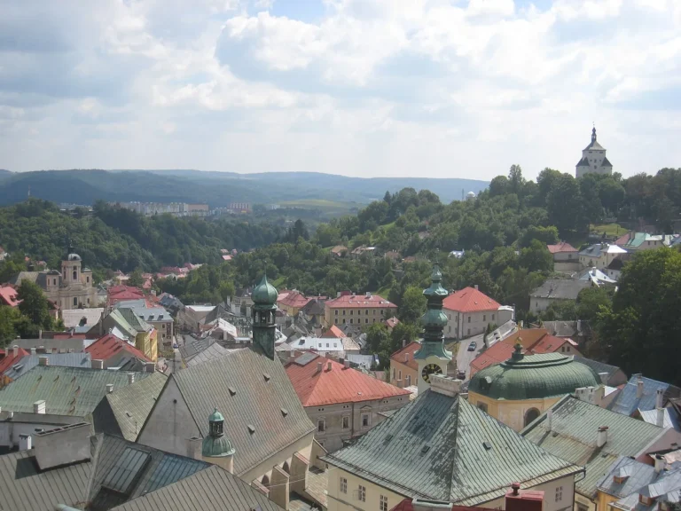 Pohled ze Starého zámku na střechy historického centra Banské Štiavnice s Novým zámkem na kopci