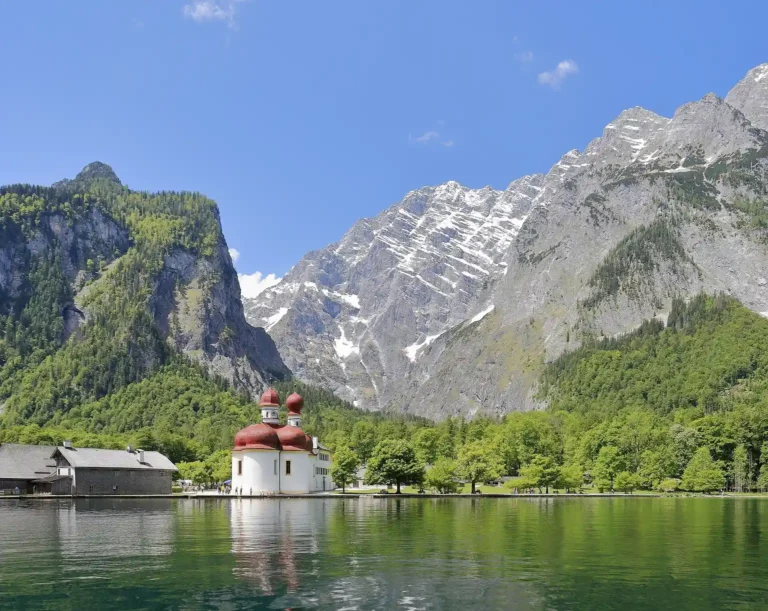 Kostel svatého Bartoloměje u Königssee pod skalními stěnami Alp