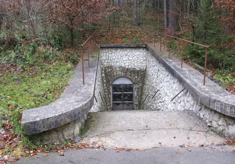Kamenný vstup se schodištěm do Bozkovských jeskyní