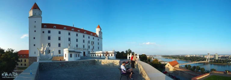 Archivní panoramatická fotografie Bratislavského hradu a výhledu směrem k Dunaji.