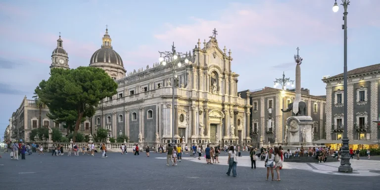 Archivní fotografie Piazza del Duomo a katedrály svaté Agáty v Catanii.