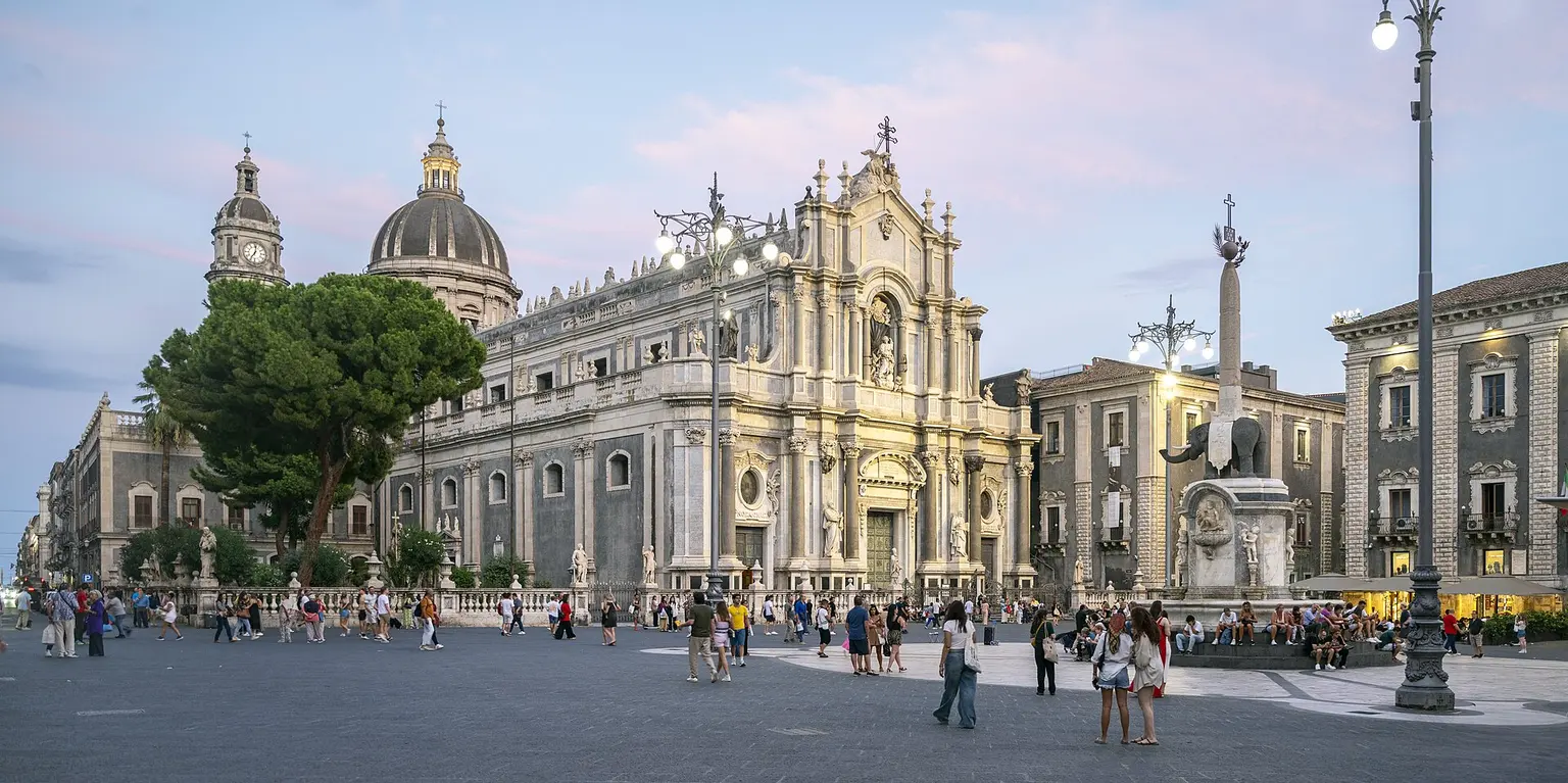 Archivní fotografie Piazza del Duomo a katedrály svaté Agáty v Catanii.