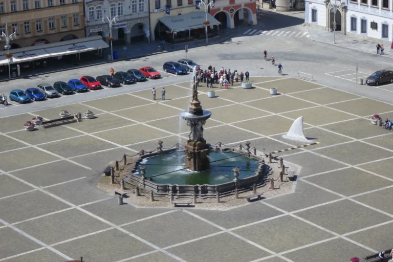Pohled z Černé věže na Samsonovu kašnu a náměstí Přemysla Otakara II. v Českých Budějovicích.