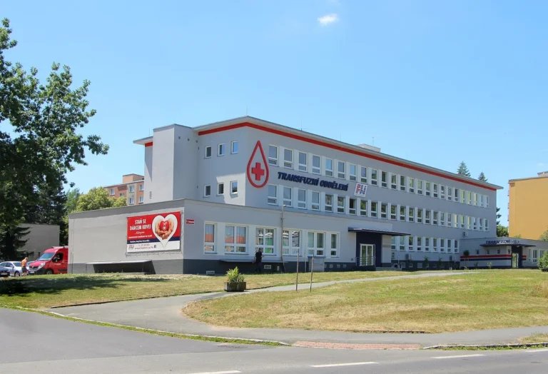 Budova transfuzního oddělení Fakultní nemocnice Plzeň s logem kapky krve na fasádě