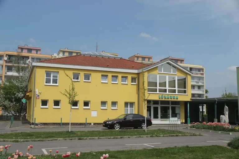 Budova lékárny v Lhotské ulici v pražských Horních Počernicích