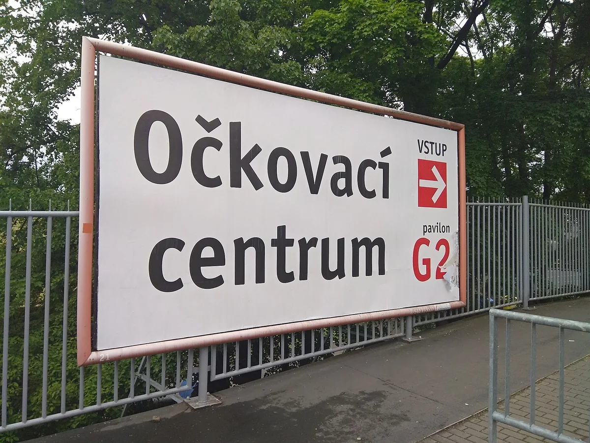 Navigační tabule k očkovacímu centru na brněnském výstavišti z května 2021