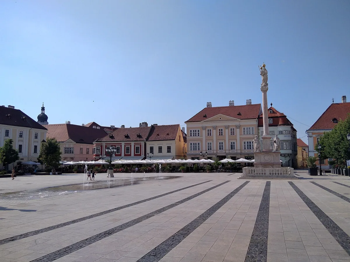 Náměstí Széchenyi tér v Győru s mariánským sloupem a barokními domy