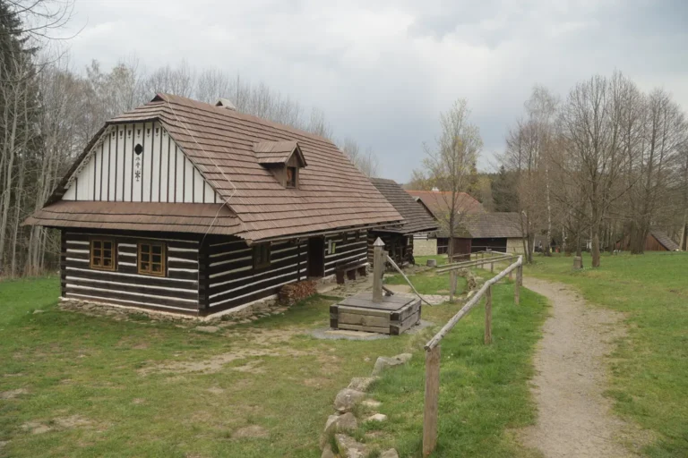 Roubené domy v muzeu v přírodě na Veselém Kopci, archivní fotografie.