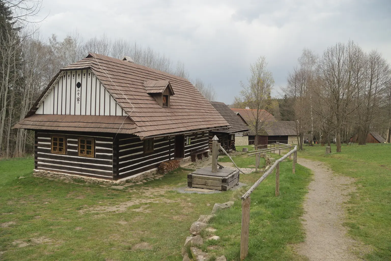Roubené domy v muzeu v přírodě na Veselém Kopci, archivní fotografie.