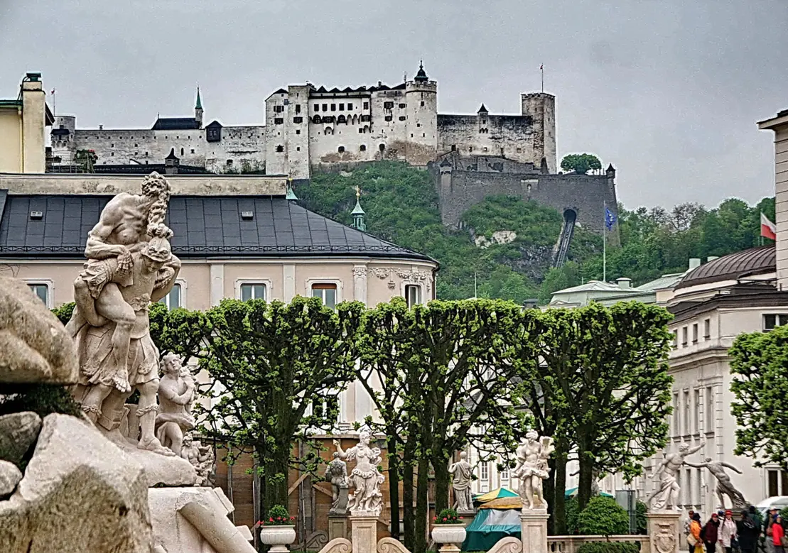 Archivní fotografie pevnosti Hohensalzburg nad Salzburgem; nezobrazuje aktuální počasí ani provozní stav.