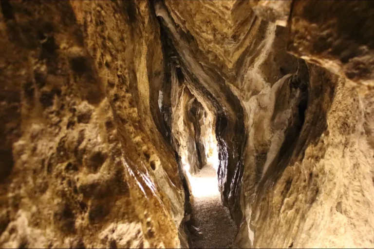 Úzká chodba se srdcovitým profilem v Jeskyni Na Špičáku u Supíkovic