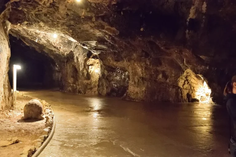 Široká osvětlená chodba se zpevněným chodníkem v jeskyni Výpustek