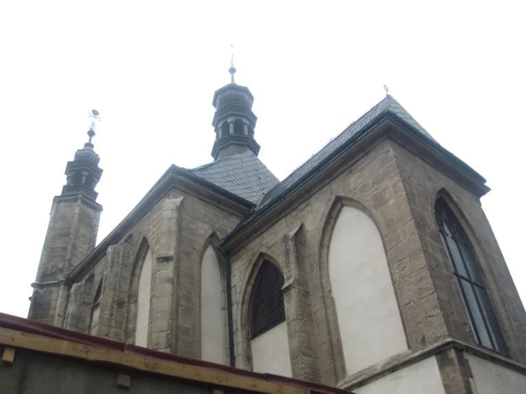 Exteriér kostela Všech svatých v Sedlci s kaplí kostnice.