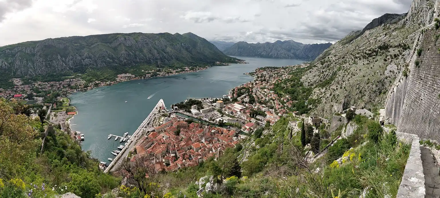 Archivní panoramatická fotografie starého města Kotor a Boky Kotorské pod horskými svahy.