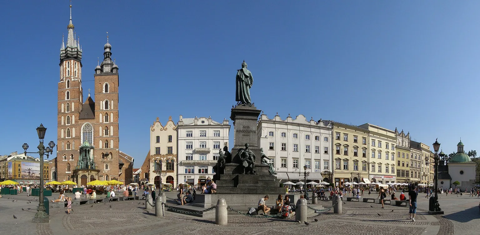 Rynek Główny v Krakově s Mariánským kostelem a pomníkem Adama Mickiewicze