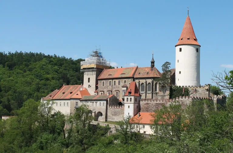Pohled na hrad Křivoklát z okolní krajiny na archivní fotografii