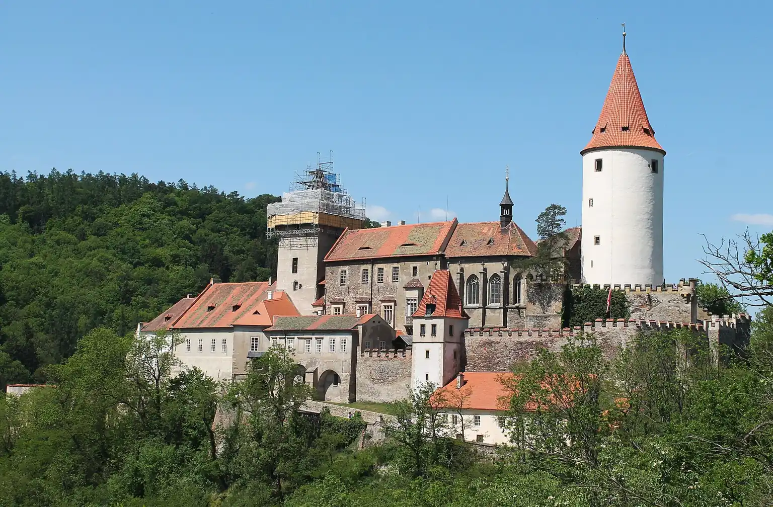 Pohled na hrad Křivoklát z okolní krajiny na archivní fotografii