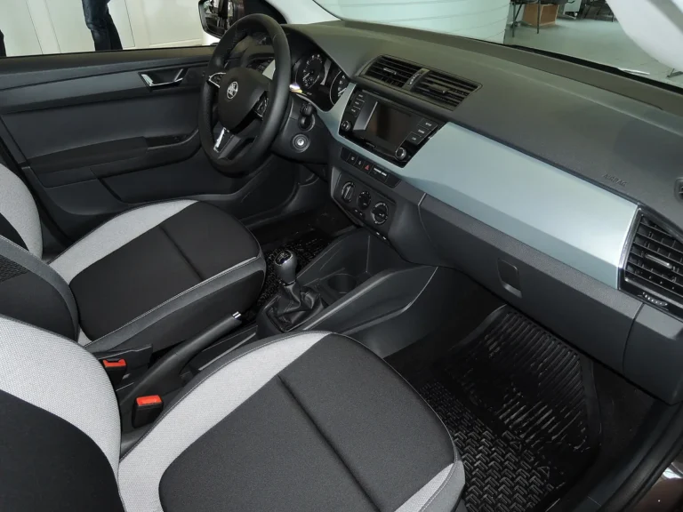 Interiér vozu Škoda Fabia třetí generace s volantem a palubní deskou při pohledu ze strany spolujezdce
