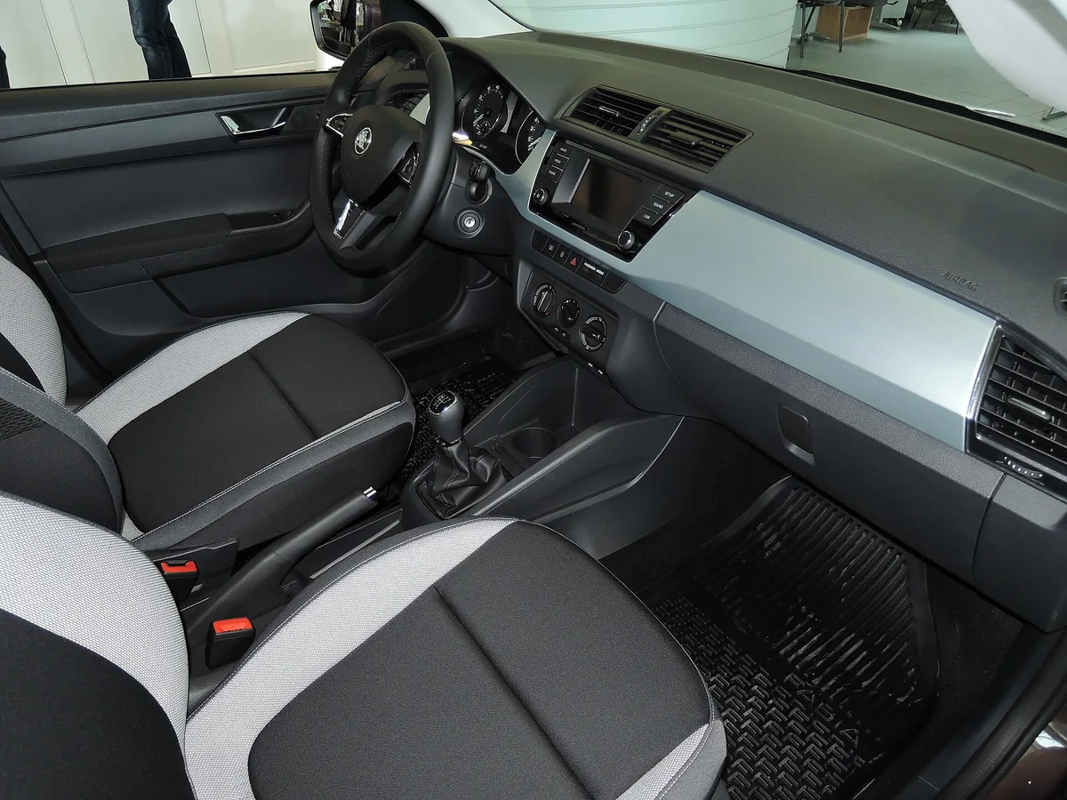 Interiér vozu Škoda Fabia třetí generace s volantem a palubní deskou při pohledu ze strany spolujezdce