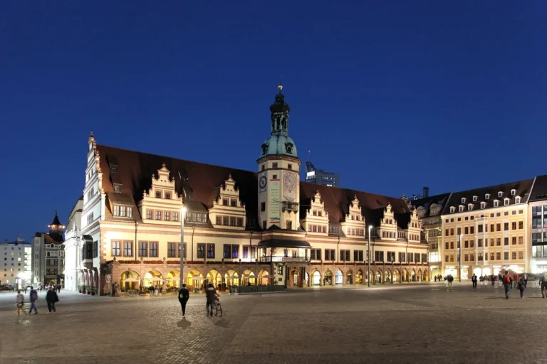 Večerní náměstí Markt v Lipsku s renesanční Starou radnicí a podloubím