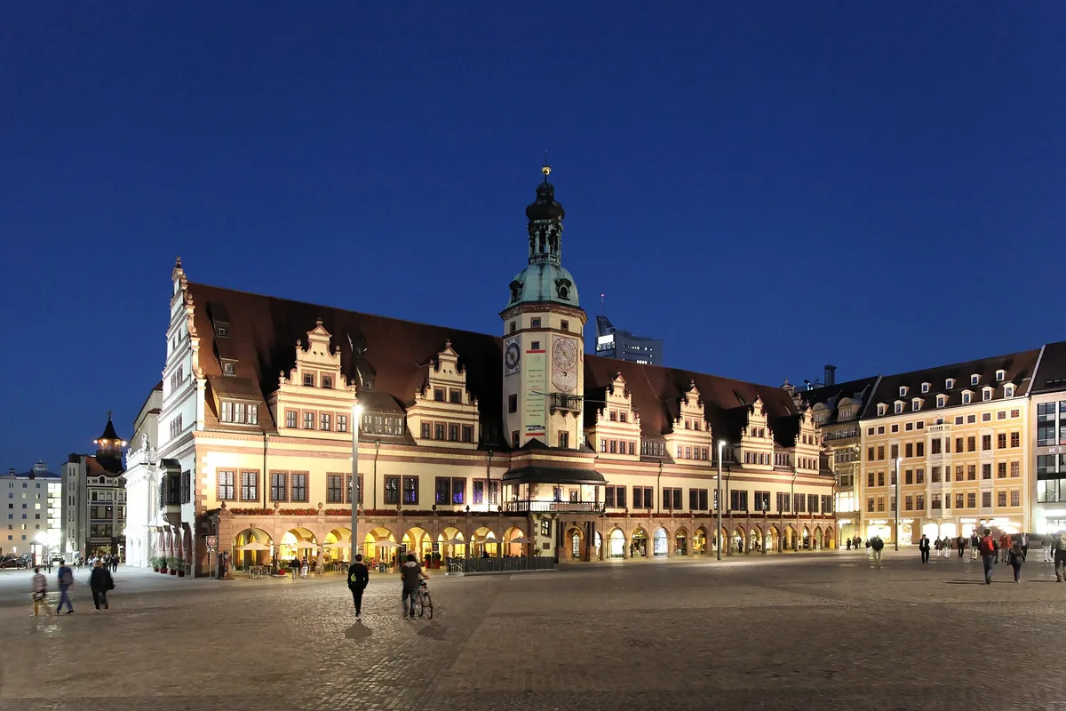 Večerní náměstí Markt v Lipsku s renesanční Starou radnicí a podloubím