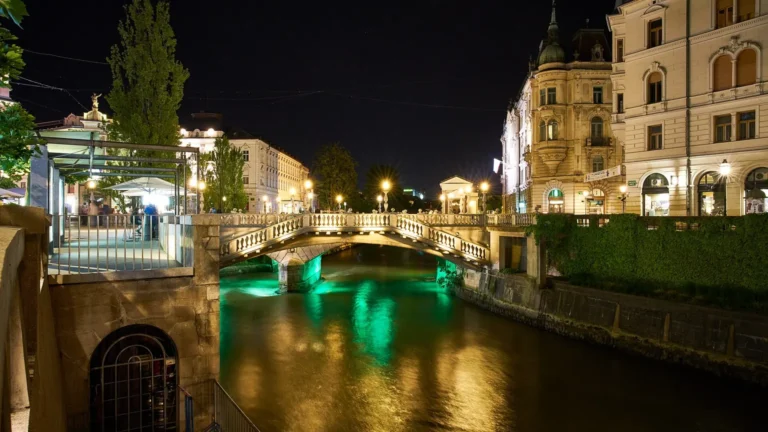 Večerní řeka Ljubljanica a Trojmostí v Lublani, archivní fotografie.