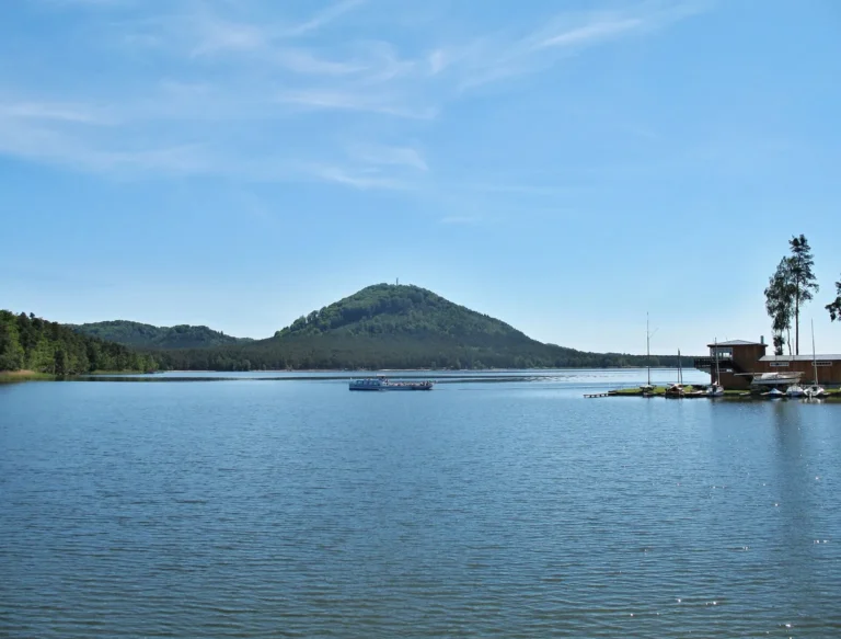Pohled na Máchovo jezero a jeho břeh