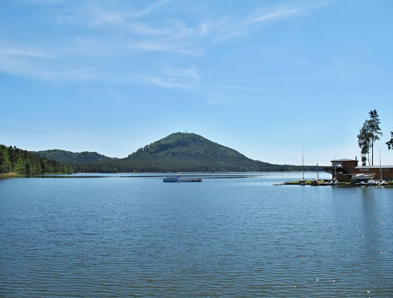 Pohled na Máchovo jezero a jeho břeh