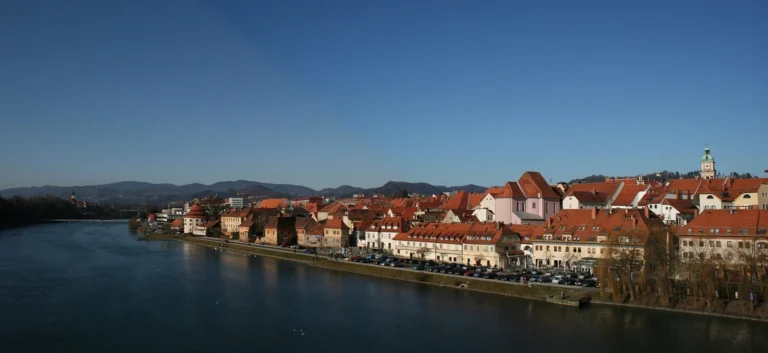 Historické nábřeží Lent a řeka Dráva v Mariboru, archivní fotografie.