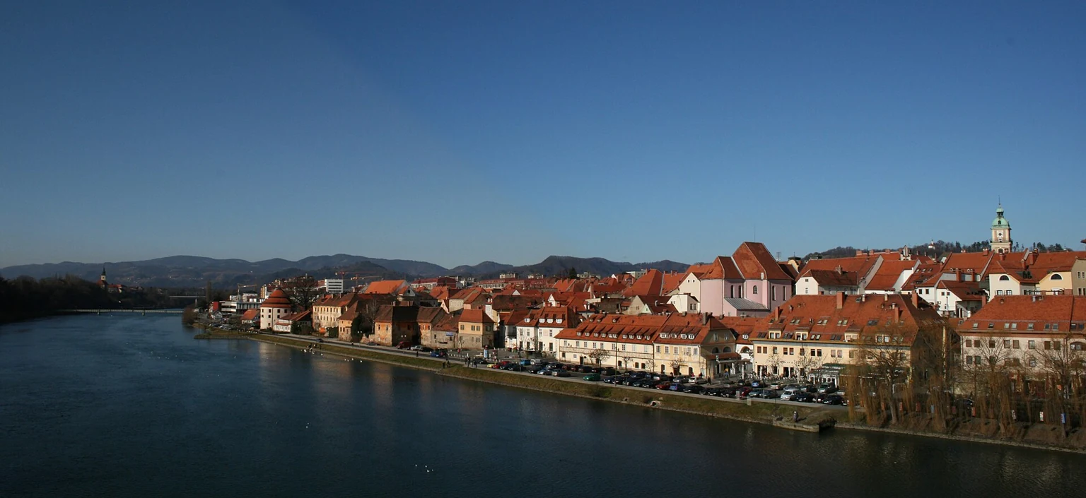 Historické nábřeží Lent a řeka Dráva v Mariboru, archivní fotografie.