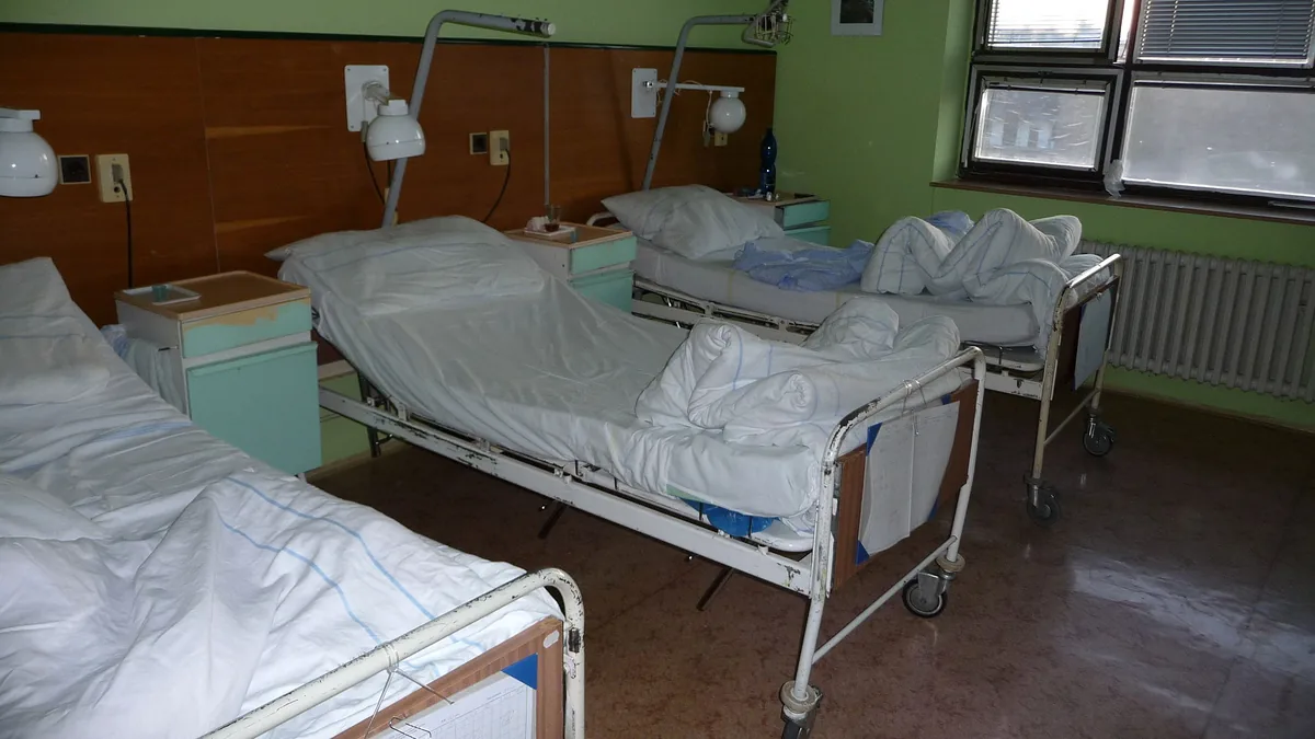 Standardní vícelůžkový pokoj v Úrazové nemocnici v Brně, snímek z roku 2011