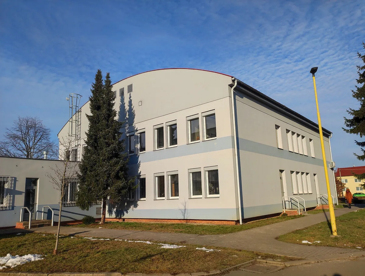 Budova zdravotního střediska ve Starém Městě u Uherského Hradiště, snímek z února 2026