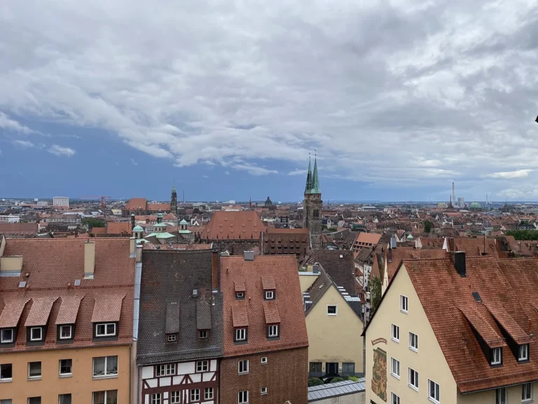 Výhled z hradu Kaiserburg na červené střechy starého města Norimberku a věže kostela sv. Sebalda