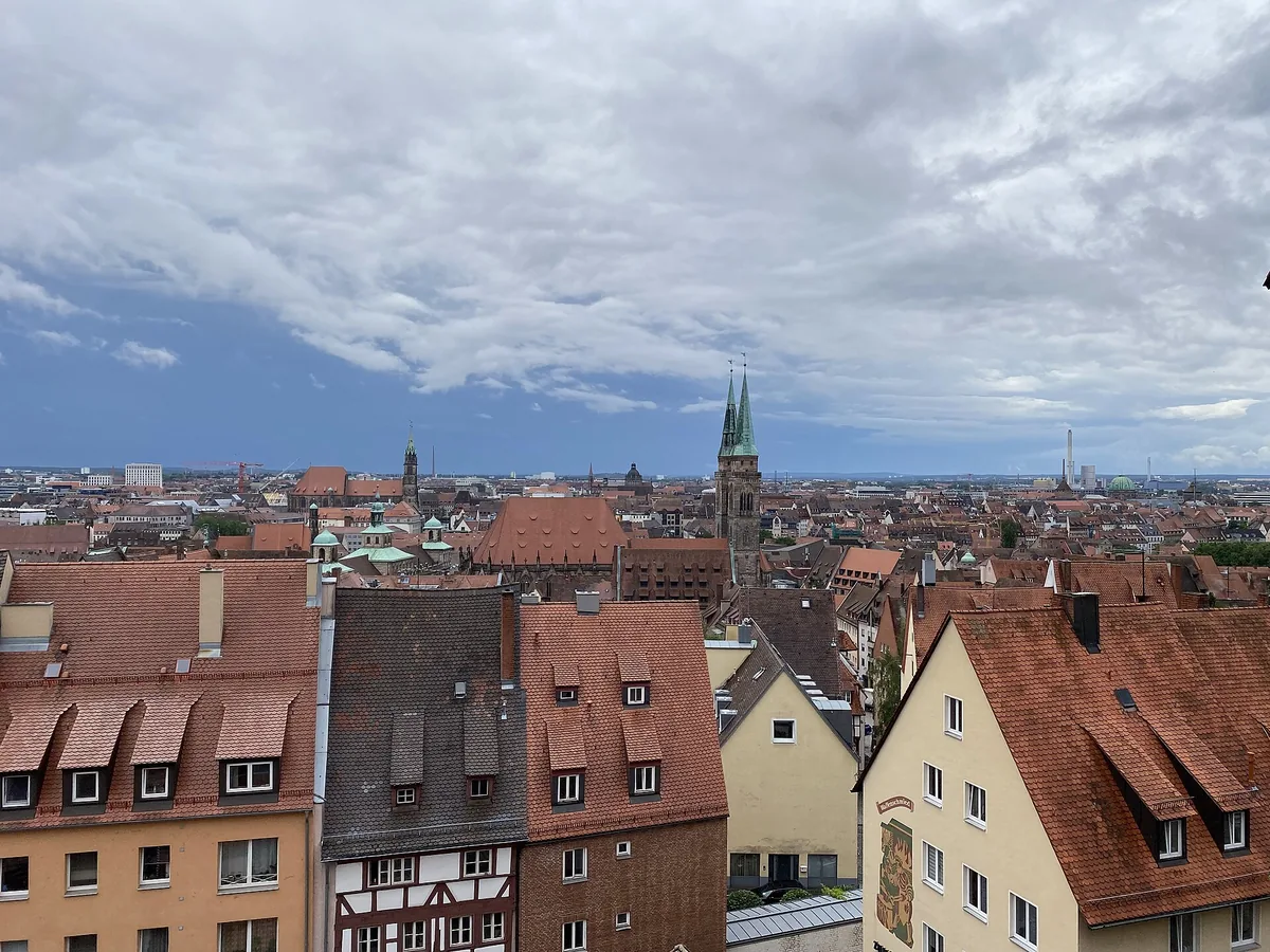 Výhled z hradu Kaiserburg na červené střechy starého města Norimberku a věže kostela sv. Sebalda