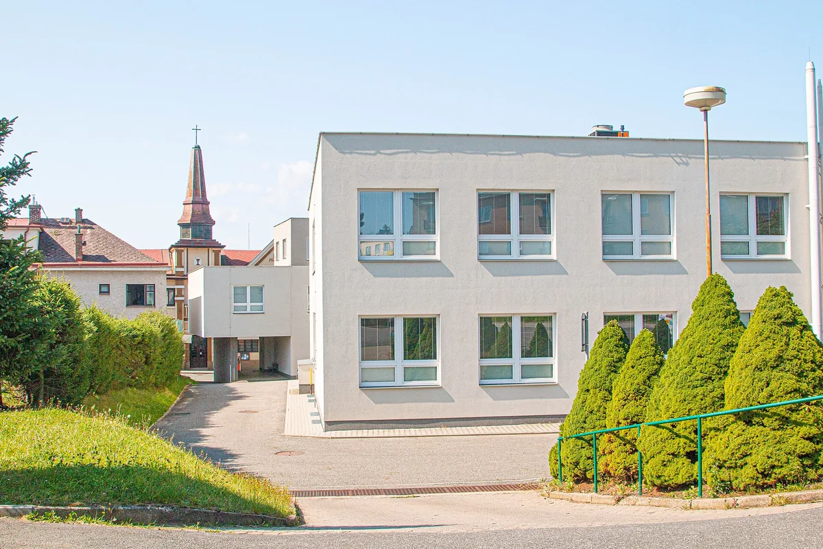 Budova zdravotního střediska v Červeném Kostelci s ordinacemi lékařů, snímek ze září 2021