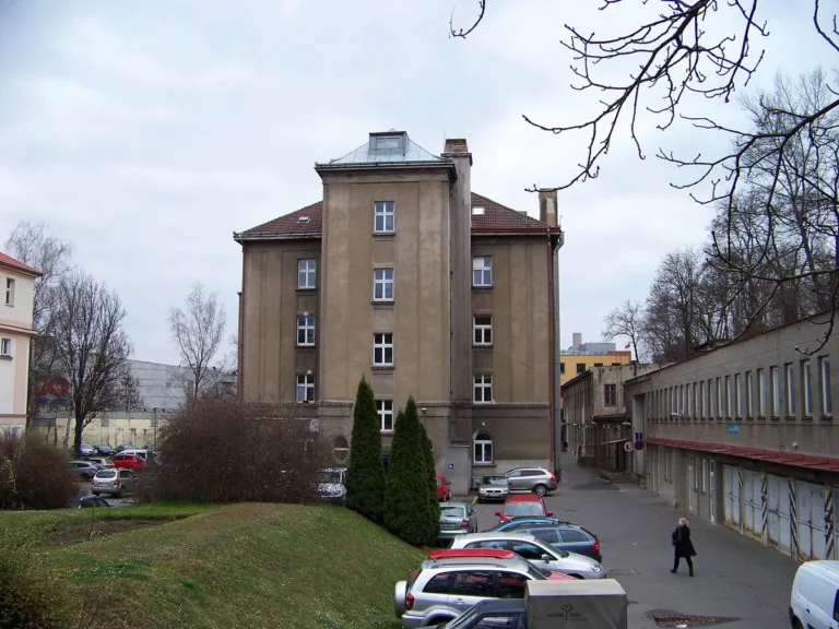 Budova A polikliniky v Kartouzské ulici v Praze na Smíchově