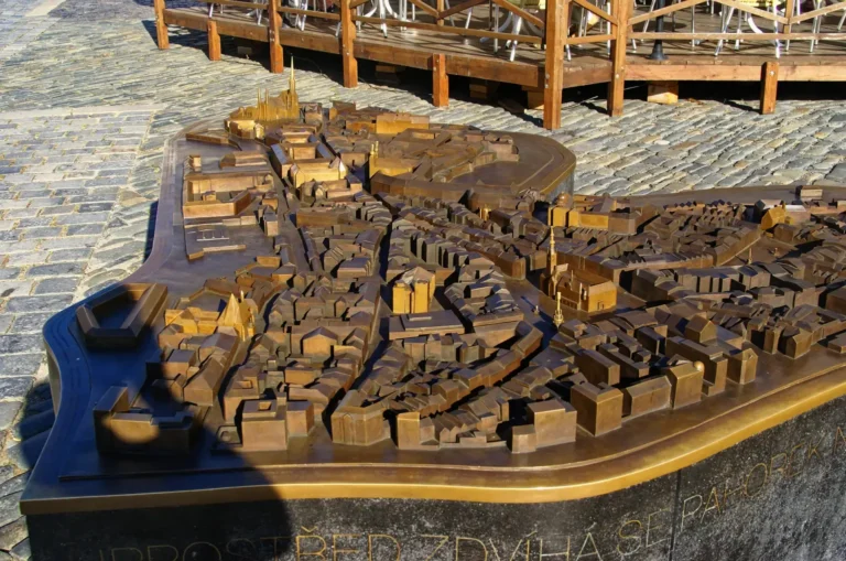 Bronzový prostorový model centra Olomouce na Horním náměstí.
