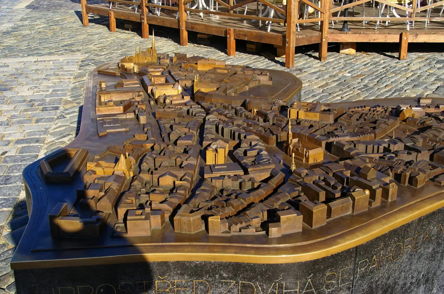 Bronzový prostorový model centra Olomouce na Horním náměstí.