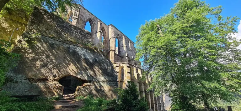 Archivní fotografie kamenných ruin kláštera Oybin a pískovcové krajiny.