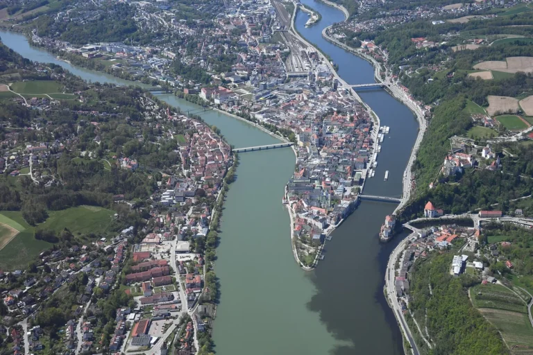 Letecký pohled na Pasov: staré město na poloostrově mezi Dunajem a Innem a soutok tří řek