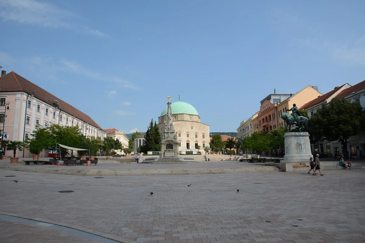 Náměstí Széchenyi tér v Pécsi s mešitou paši Kásima a jezdeckou sochou Jánose Hunyadiho