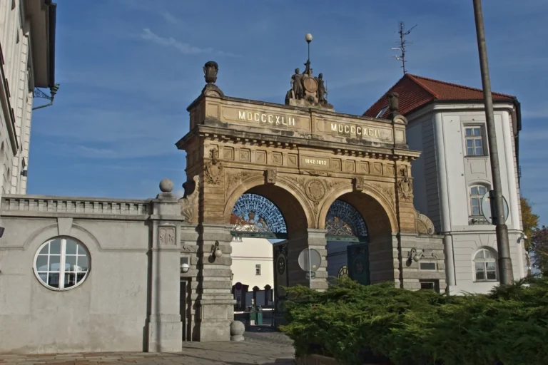 Jubilejní vstupní brána pivovaru Pilsner Urquell v Plzni.