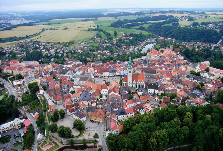 Letecký pohled na historické centrum Tábora s kostelem na Žižkově náměstí, město, ve kterém plavecký stadion stojí