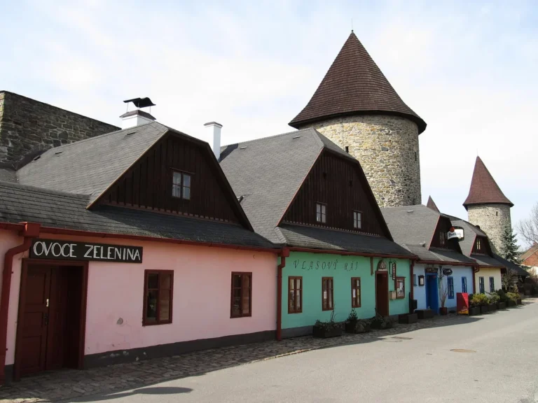 Archivní fotografie poličských městských hradeb a domů v jejich sousedství