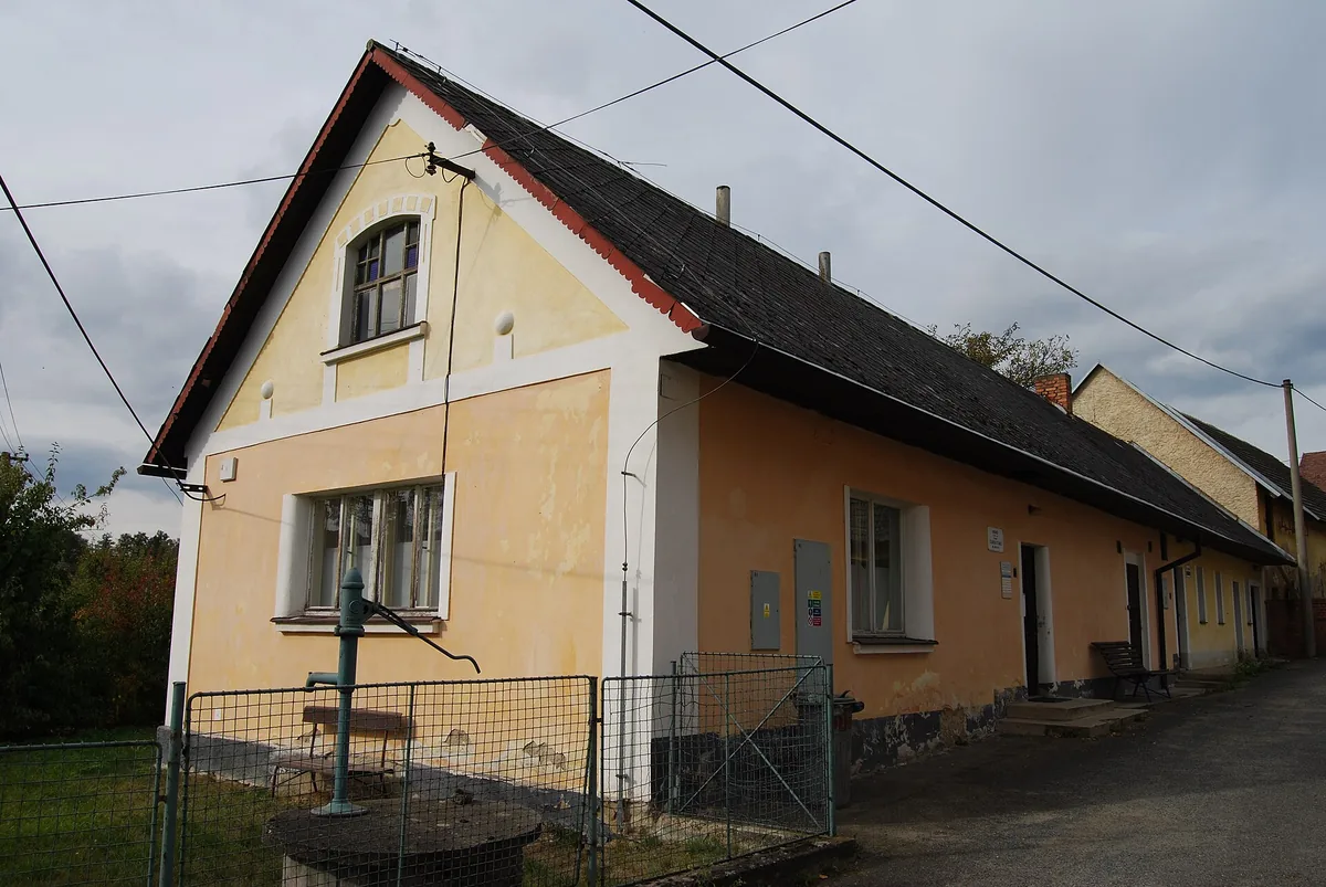 Venkovský dům s ordinací lékaře v obci Mladý Smolivec, snímek z roku 2009