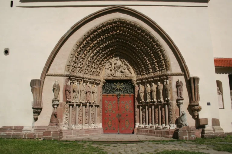 Archivní fotografie zdobeného kamenného portálu kostela Porta coeli v Předklášteří.