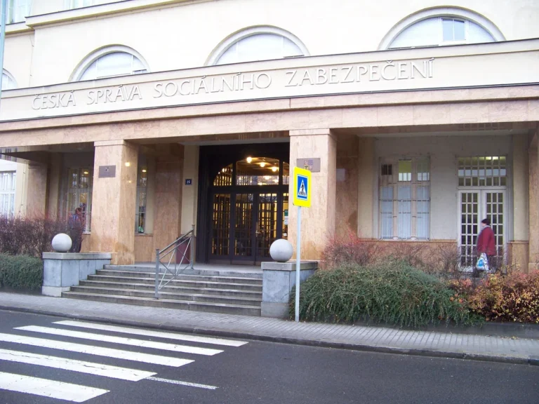 Vchod do budovy České správy sociálního zabezpečení v Praze na Smíchově se schodištěm a nápisem úřadu nad vstupem