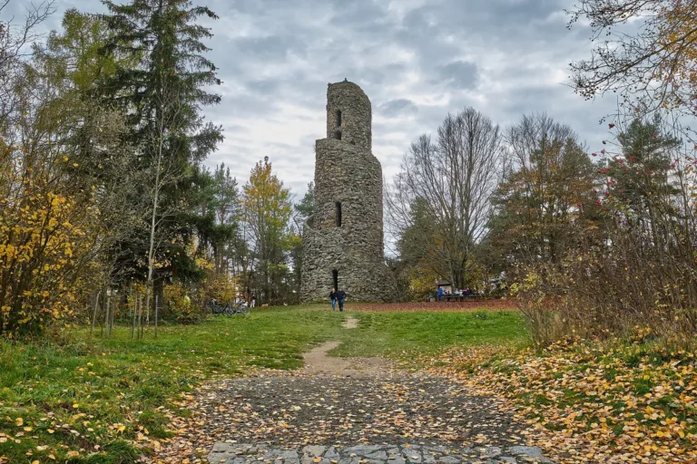 Kamenná rozhledna s vnějším spirálovým schodištěm na Krásenském vrchu a příchozí cesta na podzim