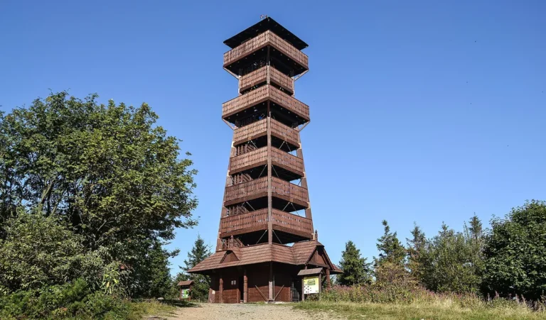 Dřevěná devítipodlažní rozhledna s roubeným přízemím na vrcholu Velkého Javorníku v Beskydech