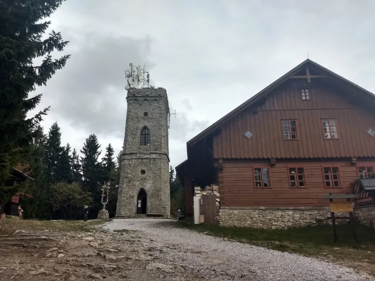 Kamenná rozhledna Žalý a roubená chata s restaurací na vrcholu Přední Žalý